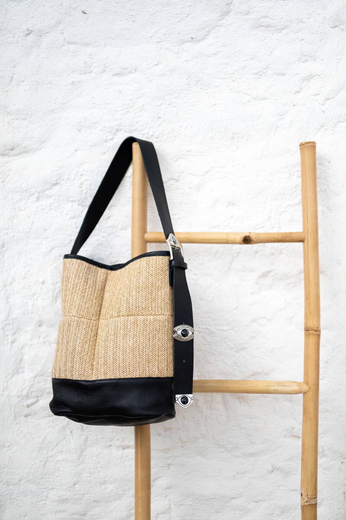 Bucket bag in b lack leather & beige straw