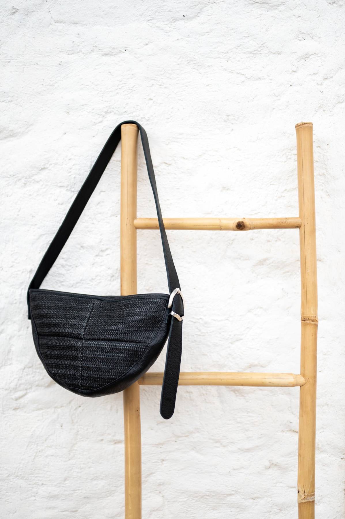 Half circle in black leather & straw