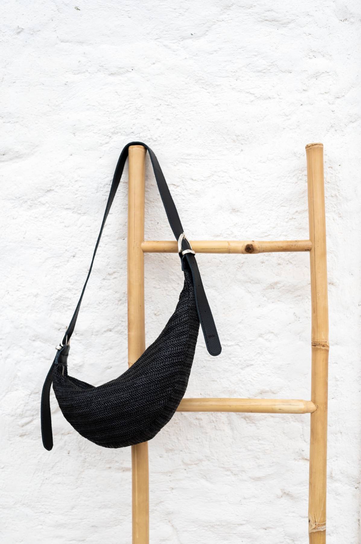 Peny bag in black straw