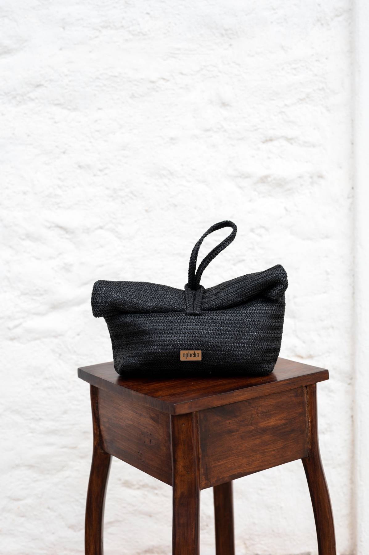 Roll bag in black straw