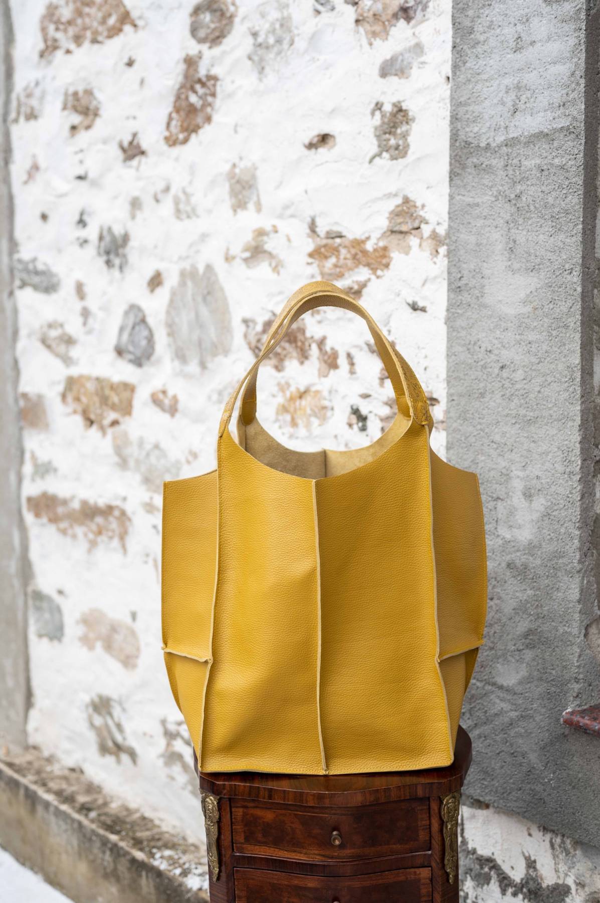 Oversized tote in ocher leather